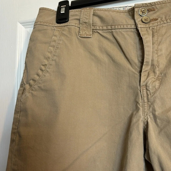 Levi’s women’s tan 10” inseam shorts size 8 - Picture 4 of 9